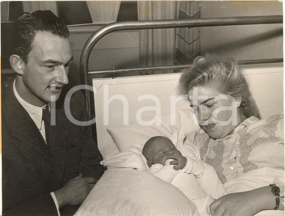 1953 MULHEIM AN DER RUHR Baby prince Rüdiger of Saxony with his parents *Photo