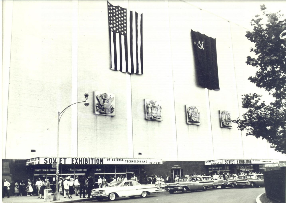 1959 NEW YORK Soviet Exhibition - USA and USSR flags on the building - Photo