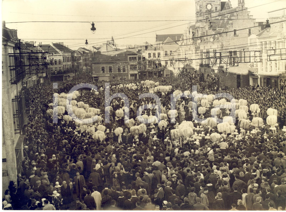 1961 CARNAVAL DE BINCHE Le traditionnel défilé des "gilles" *Photo 20x15 cm