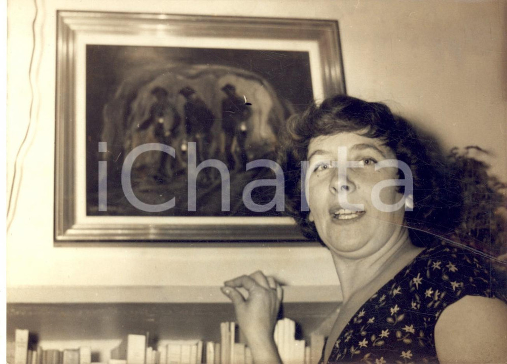 1956 PARIS Peintre Lina MORELLS parmi ses tableaux de mines *Photo 16x12 cm