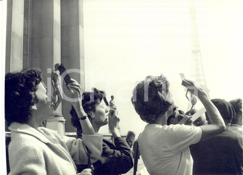1959 PARIS Eclipse solaire - Etudiantes sur l'Esplanade du Palais de Chaillot