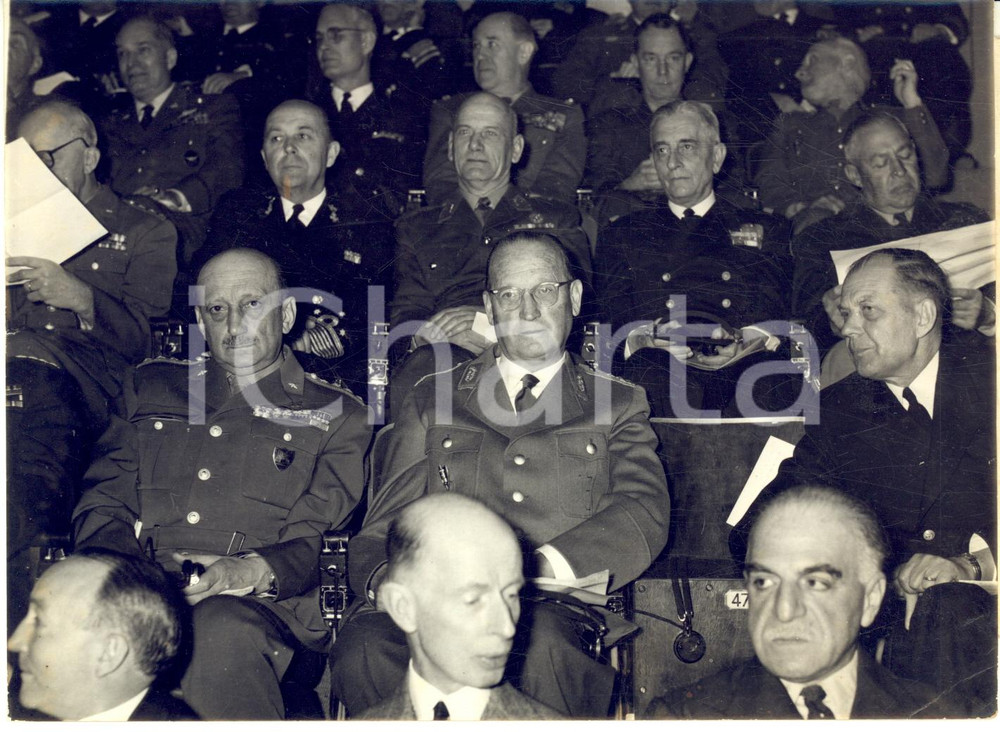 1957 PARIS Le SHAPE au complet assiste à l' "exercice commandement" *Photo