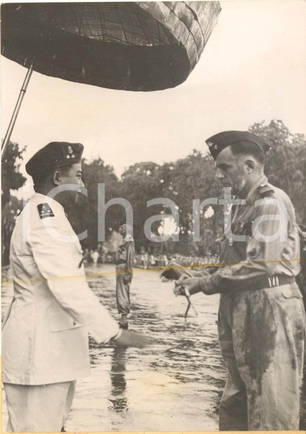 1953 PHNOM PENH  Re Norodom Sihanouk consegna emblema armata a Swairieng TAKEO