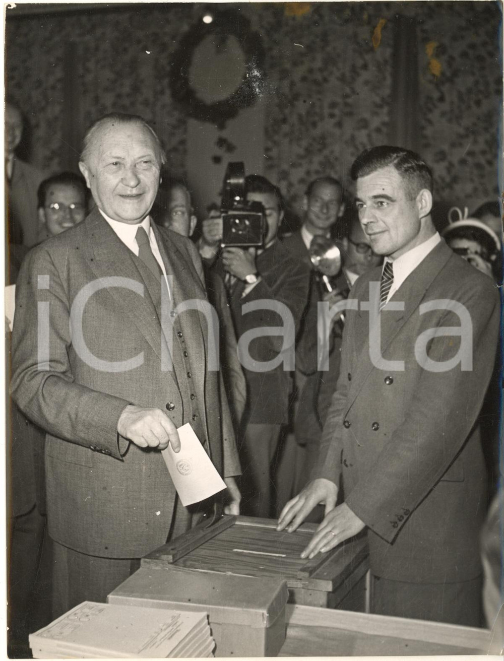 1953 RHONDORF Konrad ADENAUER voting surrounded by many reporters *Photo 15x20