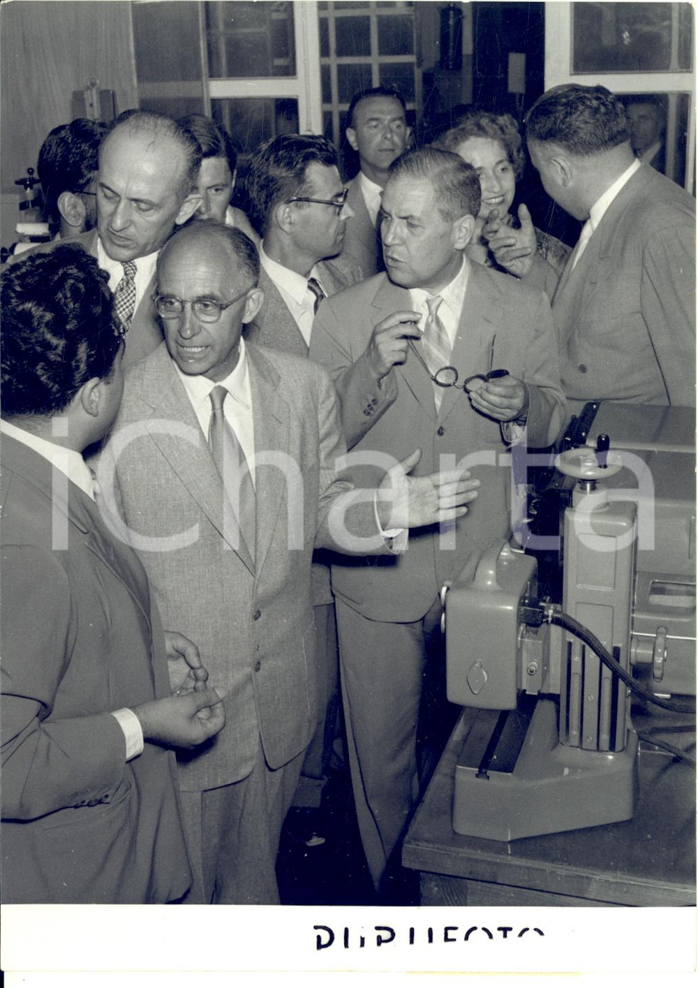 1954 MANDELLO DEL LARIO Enrico FERMI visita stabilimenti MOTO GUZZI *Foto Rara fotografia d'epoca, con didascalia coeva. Enrico Fermi visita la Moto Guzzi con i colleghi fisici della Scuola Internazionale di Fisica, che tenne una serie di corsi a Villa Monastero (Varenna) nell'estate del 1954.CONDIZIONI: FAIR (sovraimpressioni circolari e minimi difetti di stampa)FORMATO: 13x18 cm     originale e autentica 1