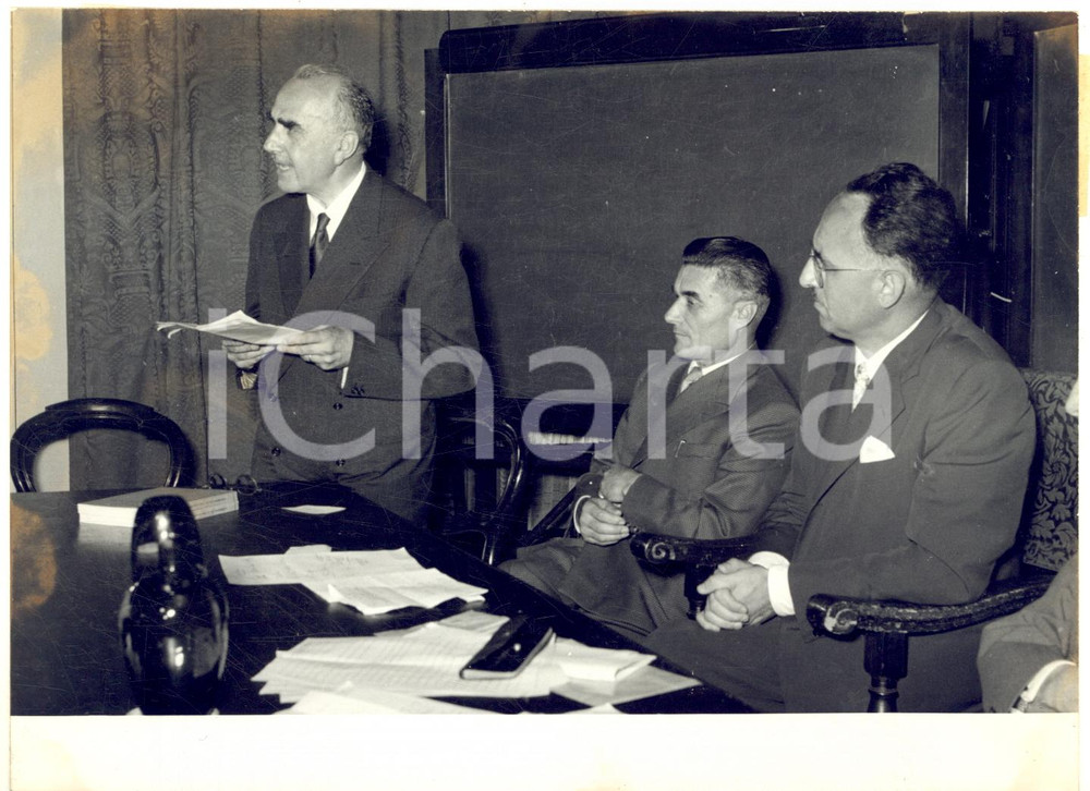1954 VARENNA Scuola di Fisica - Giuseppe POLVANI legge la sua relazione *Foto