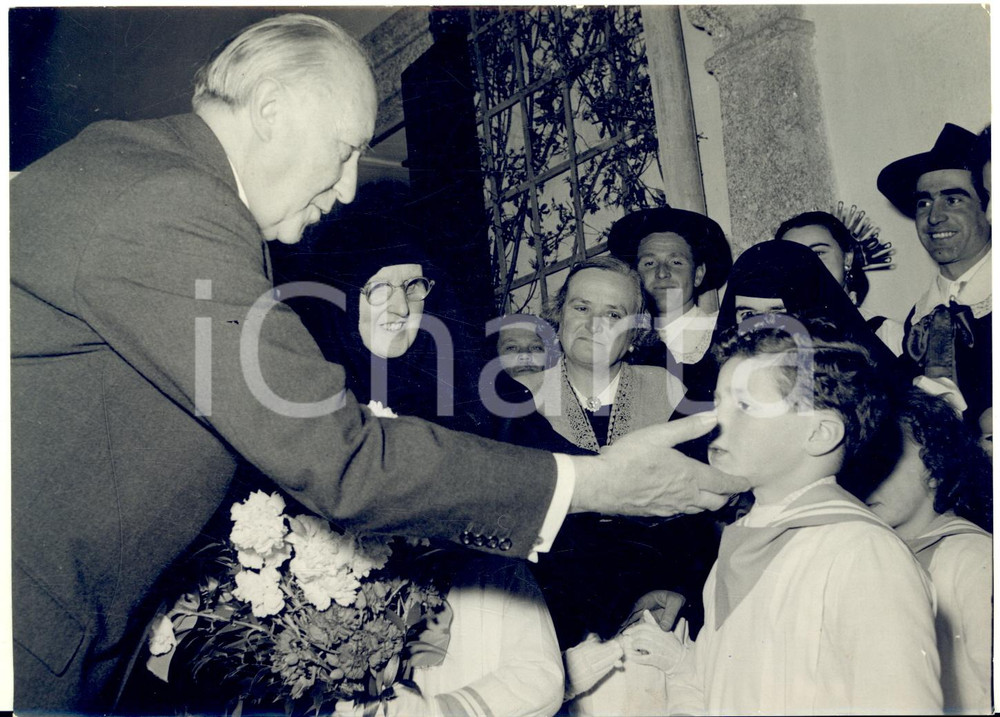1957 CADENABBIA Konrad ADENAUER riceve doni dai bambini *Foto 18x13 cm