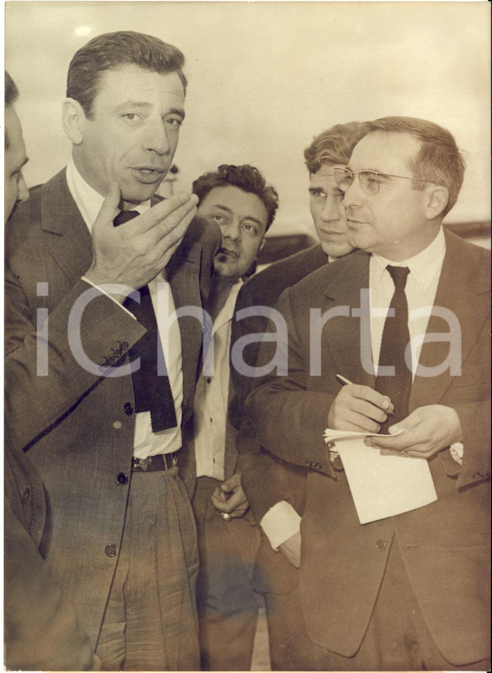 1960 PARIS ORLY Yves MONTAND répond aux journalistes *Photo 13x18 cm