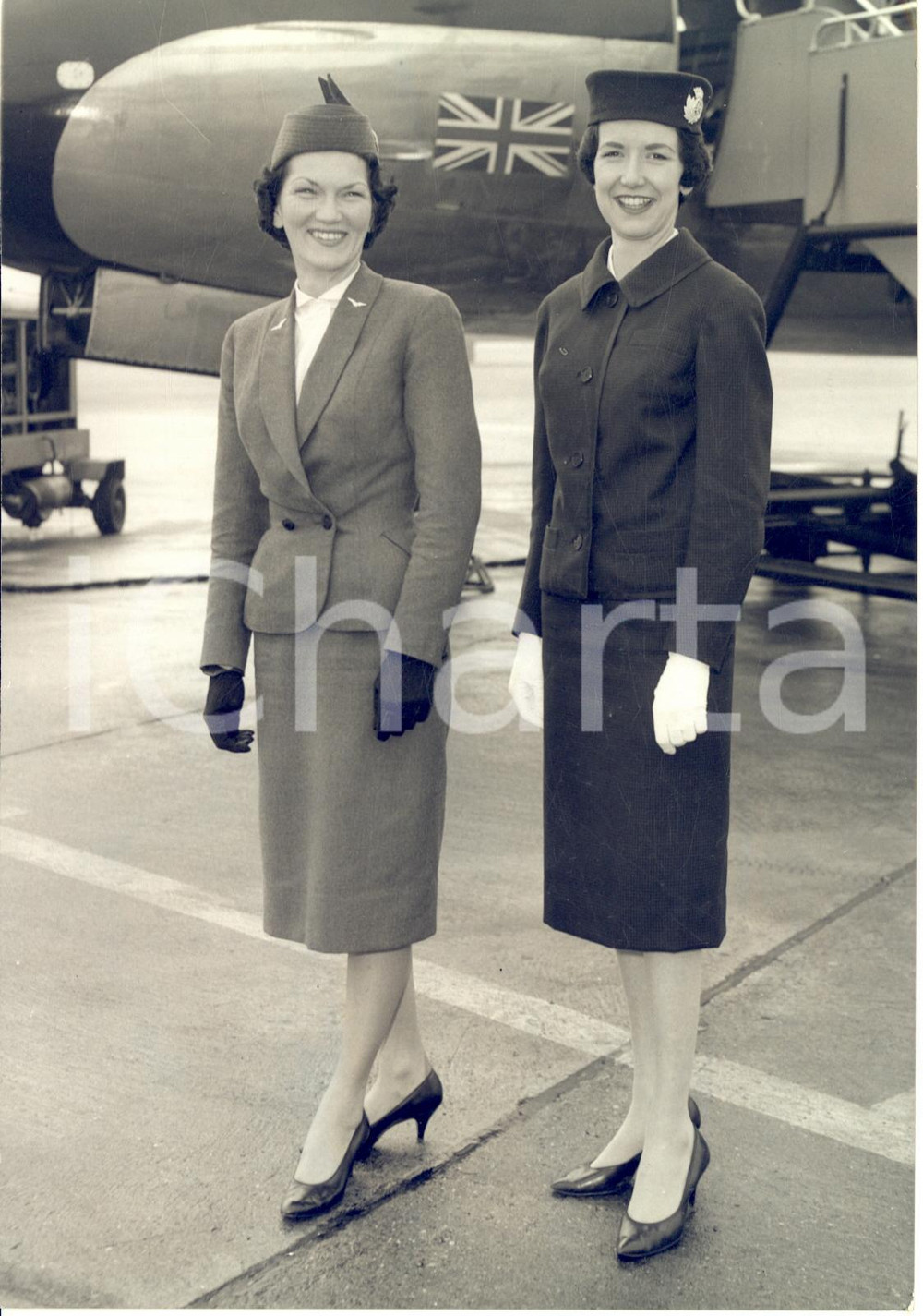 1959 LONDON Airport - BEA hostesses wearing old and new uniform - Photo 15x20 cm