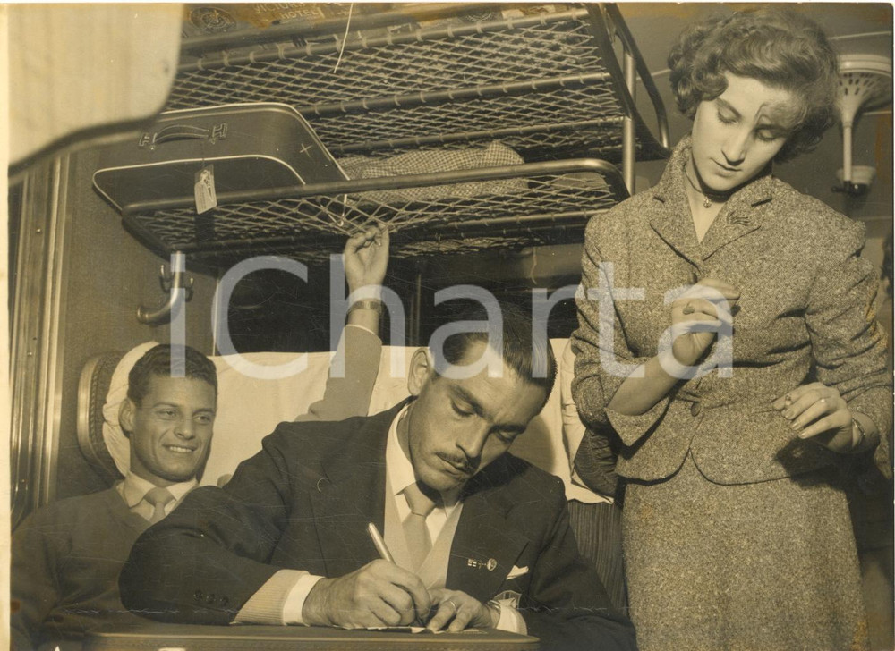 1956 MILANO Calciatori Roberto BELANGERO Gino ORLANDO firmano autografi in treno