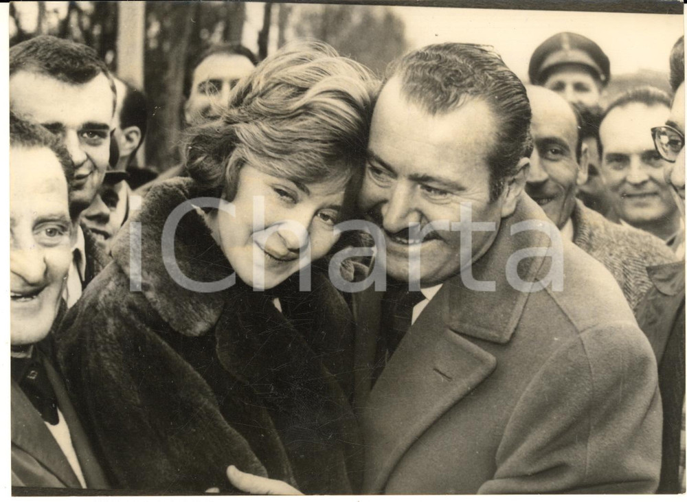 1959 FIRENZE Vittorio MUSSOLINI con la figlia dopo l'assoluzione del tribunale