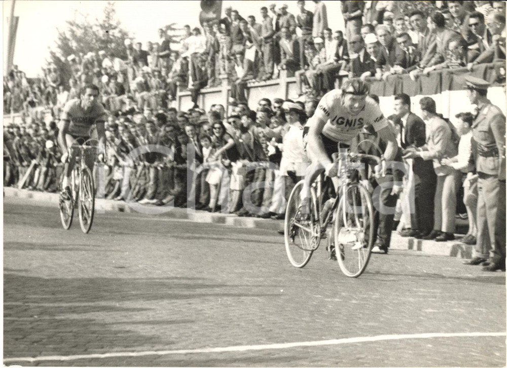 1960 LEGNANO CICLISMO Coppa Bernocchi - L'arrivo del vincitore Pippo FALLARINI