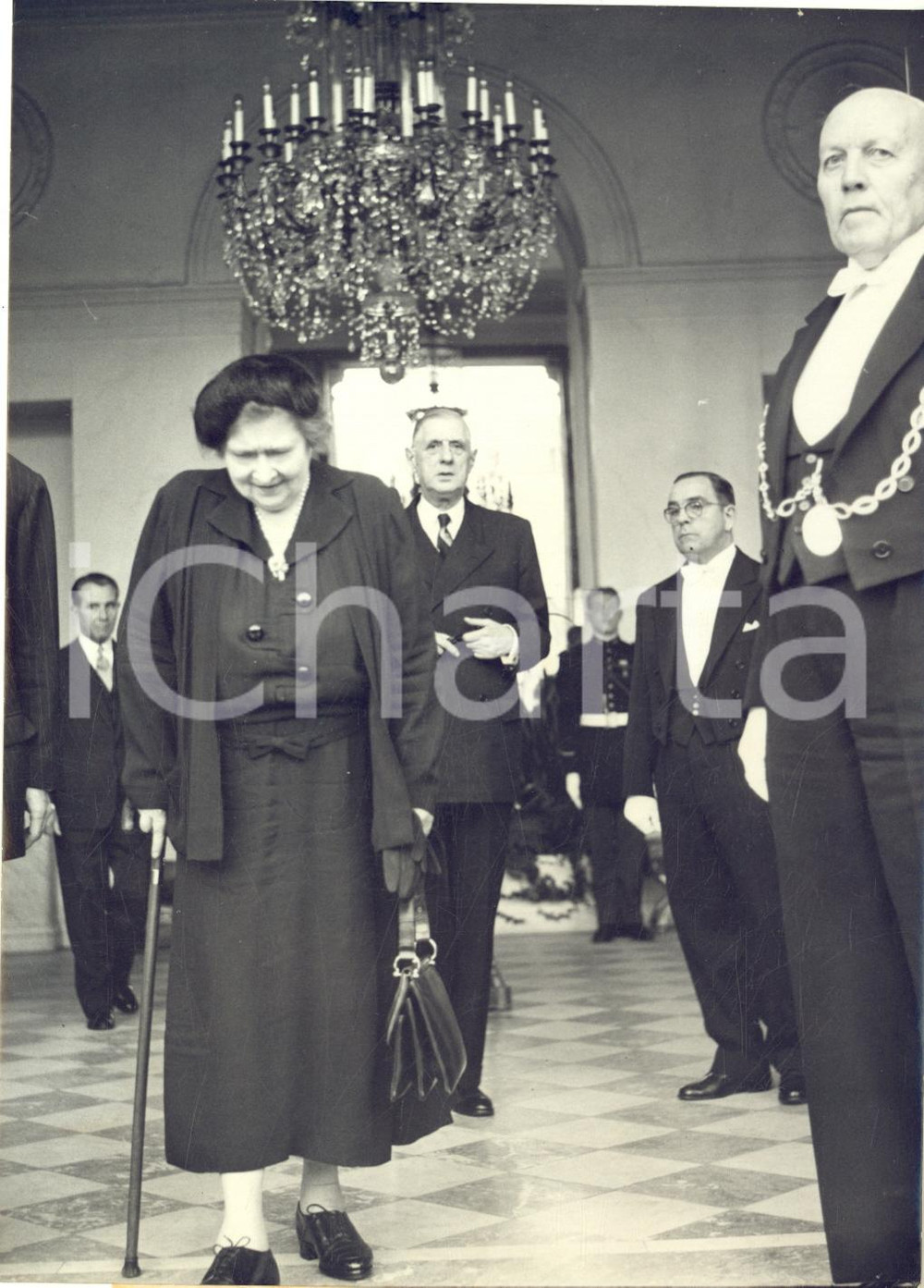 1959 PARIS Charles DE GAULLE accompagna la regina madre Maria di Jugoslavia Foto