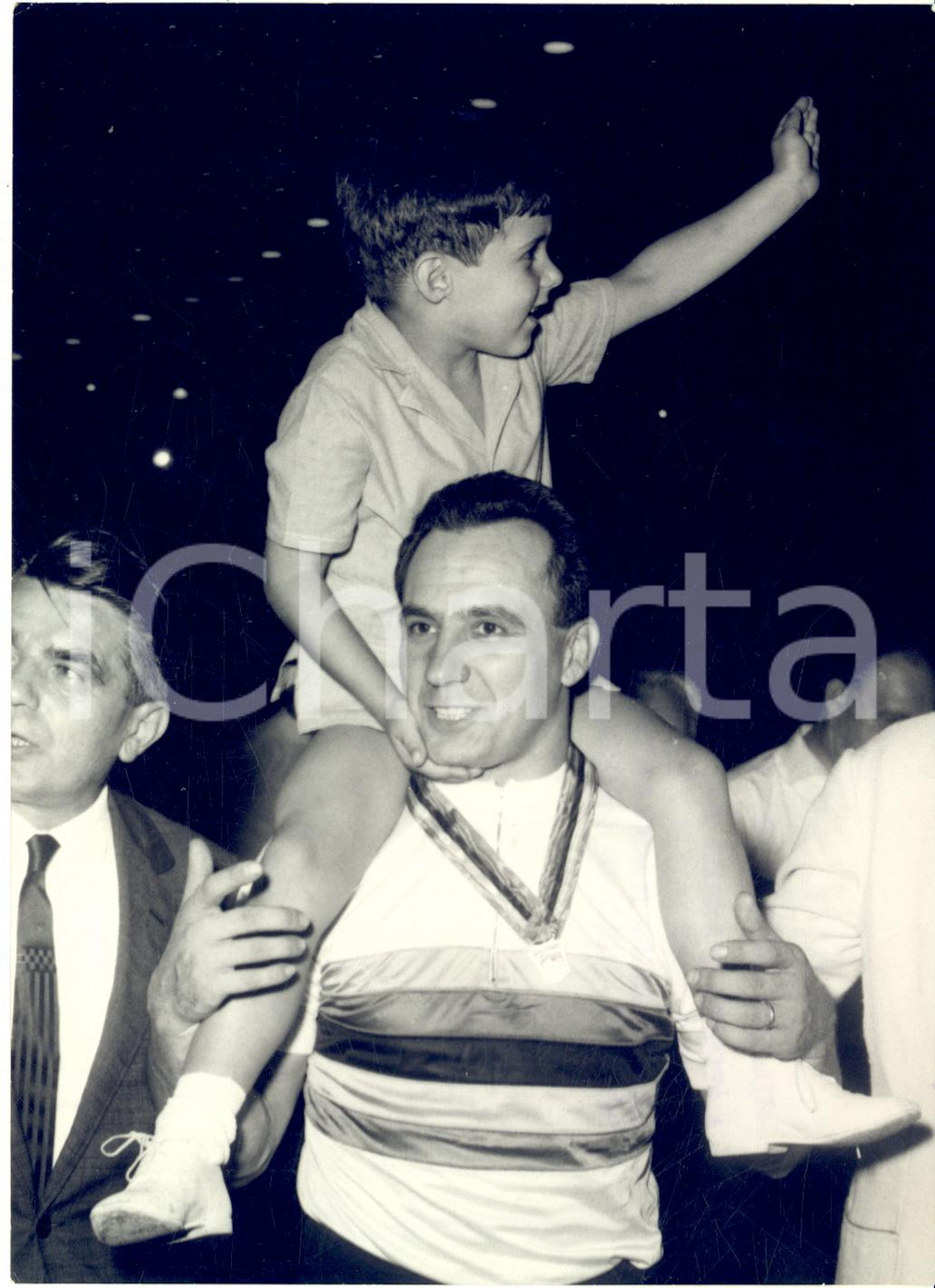 1962 MILANO CICLISMO Mondiali - Antonio MASPES vincitore con il figlio in spalla