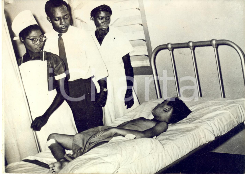 1959 ACCRA (GHANA) Brain specialists with a child victim of an accident - Photo