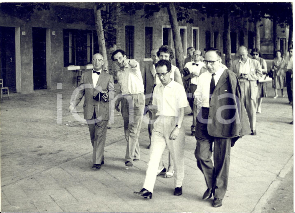 1955 ca VENEZIA Conferenza sulla radioattività - Studiosi in visita a BURANO