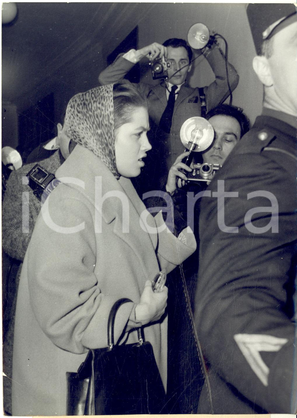 1959 PARIS Affaire LACAZE - Nicole DENIS après son interrogatoire - Photo 13x18