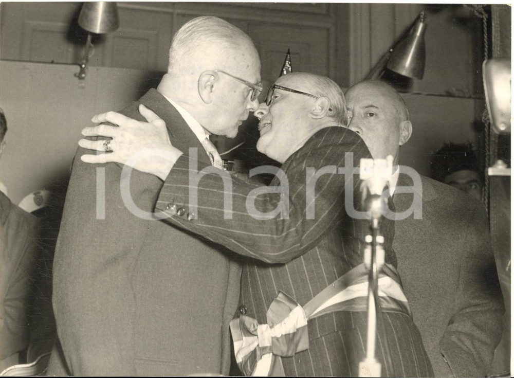 1955 TORINO Amedeo PEYRON si congratula con Mario PONZIO per la medaglia d'oro
