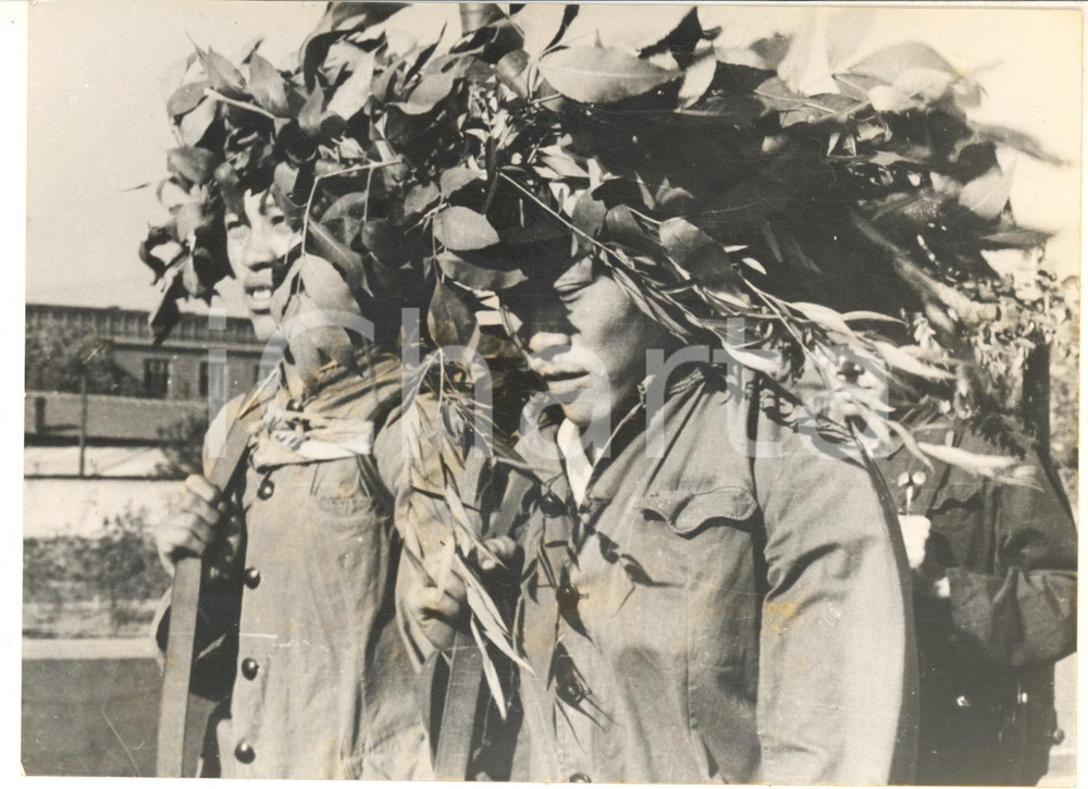 1965 ANSHAN (CINA) Operai di un'acciaieria durante un addestramento militare FOTO