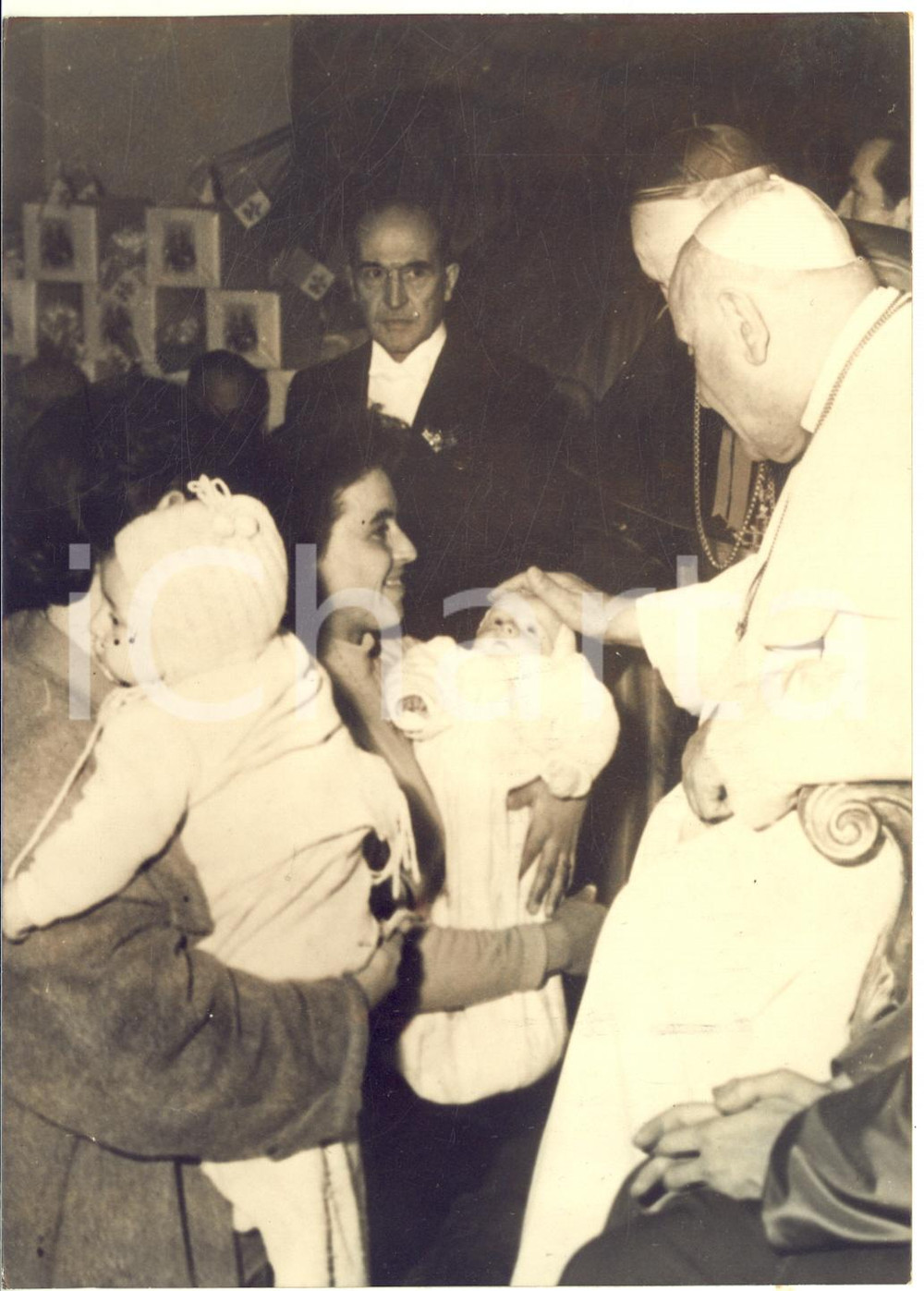 1959 ROMA Epifania per i poveri - Papa GIOVANNI XXIII benedice un bambino - Foto