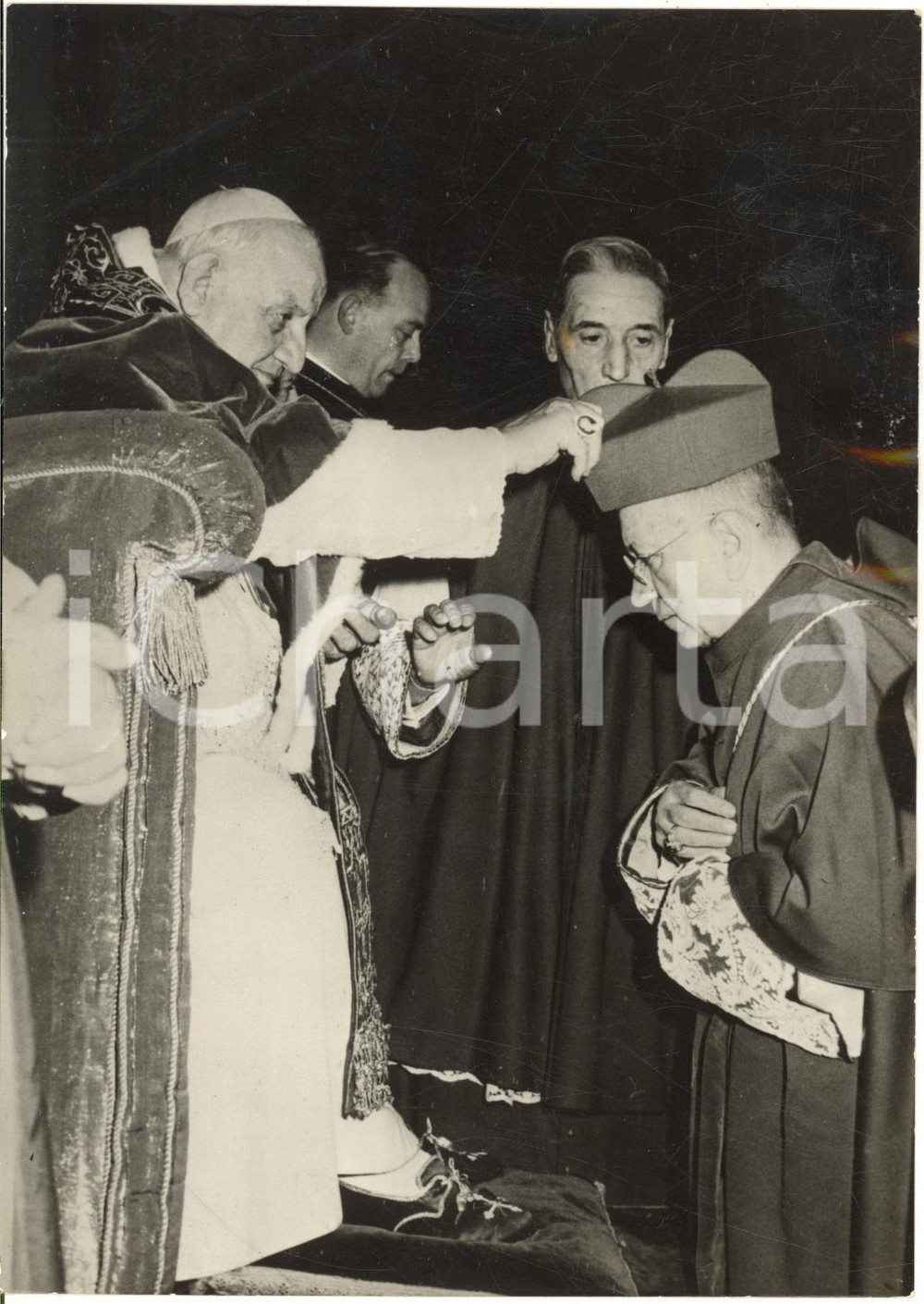 1958 ROMA Papa GIOVANNI XXIII impone berretta cardinalizia ad Amleto CICOGNANI