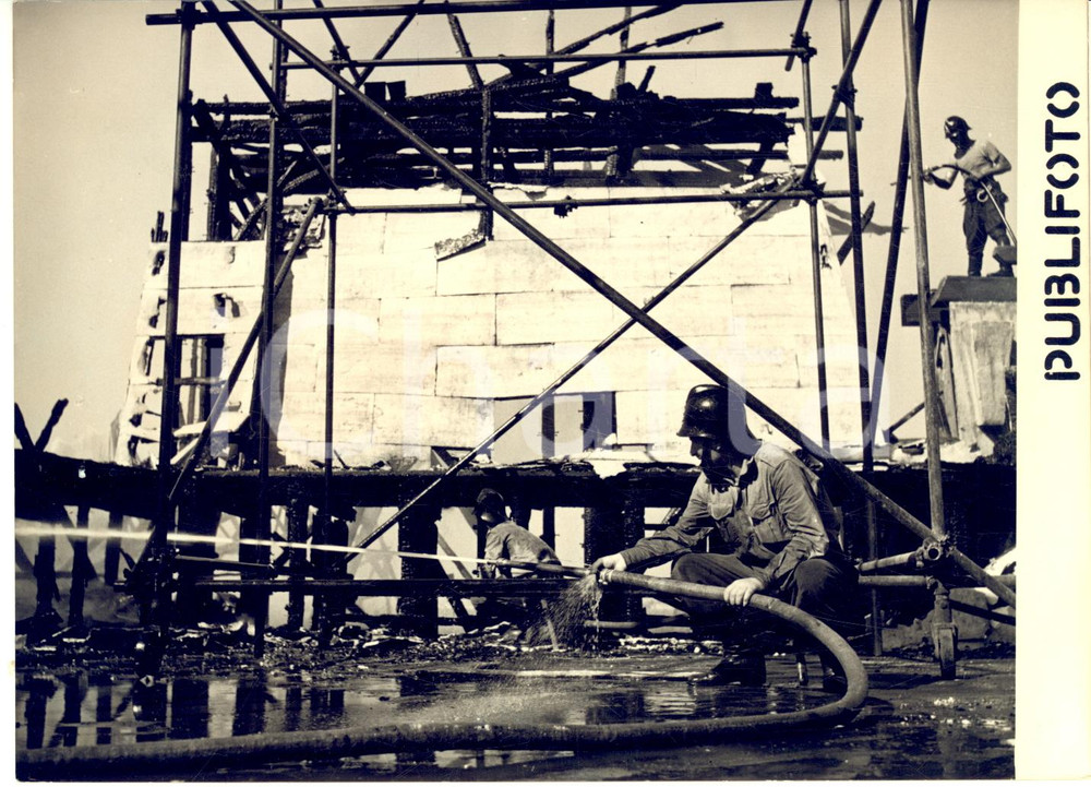 1954 ROMA CINECITTA' Incendio sul set di "Elena di Troia" - Pompieri al lavoro