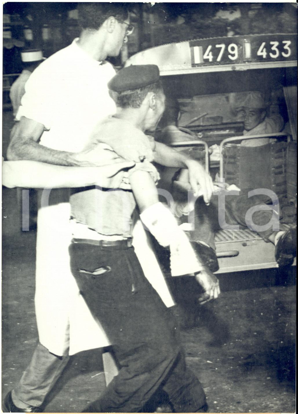1960 ALGER Attentat rue Charles Péguy - Secours à un musulman blessé - Photo