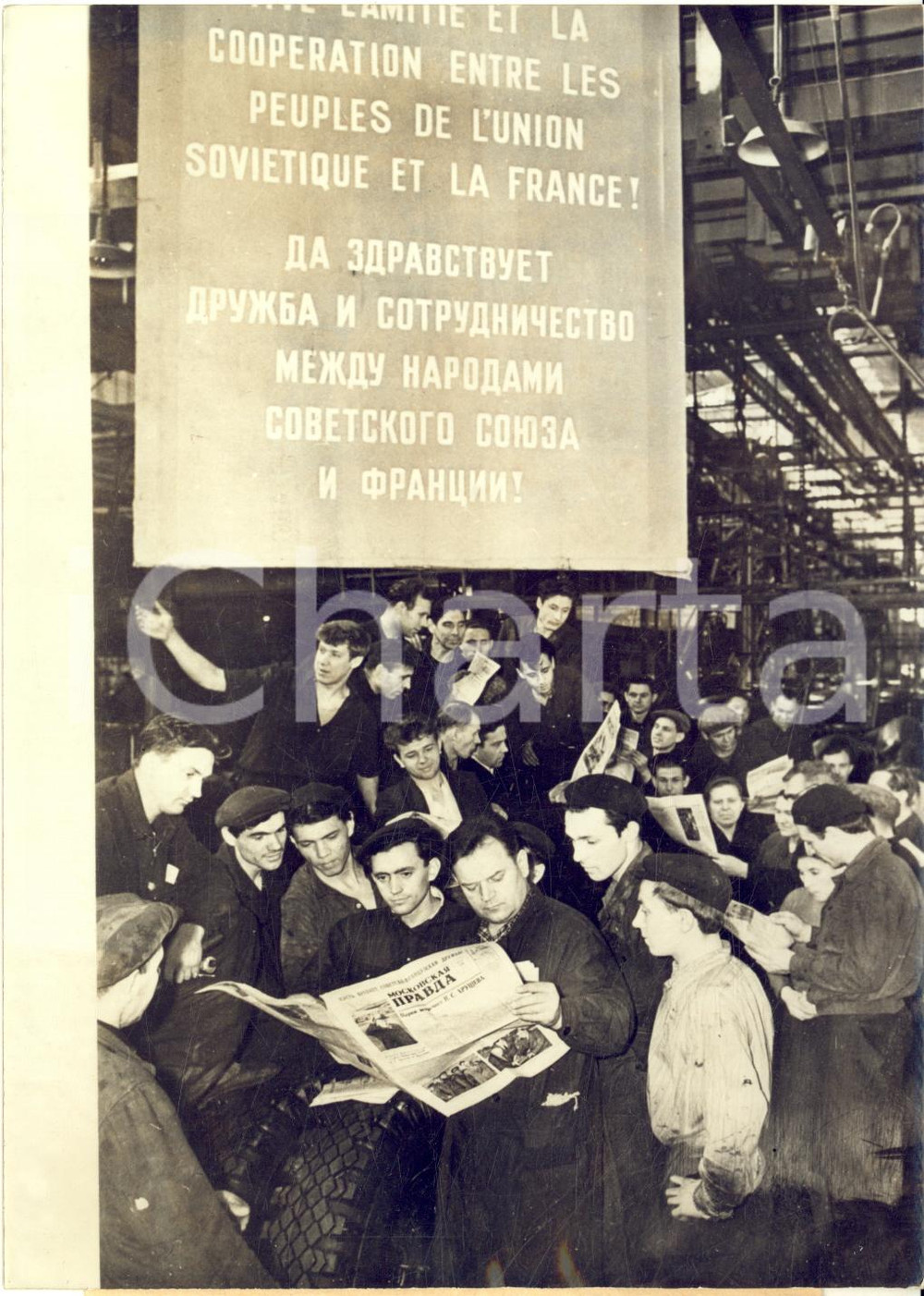 1960 MOSCA Operai leggono le notizie sul viaggio di Nikita KRUSCEV in Francia