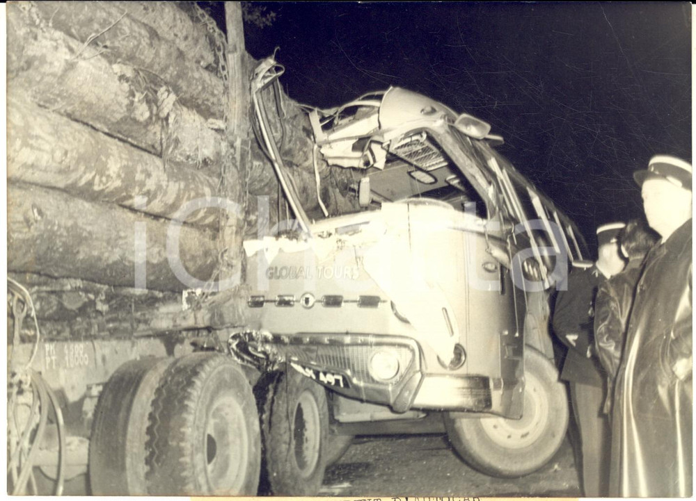 1960 CHAMBLAY Accident entre autocar de touristes et camion chargé de bois