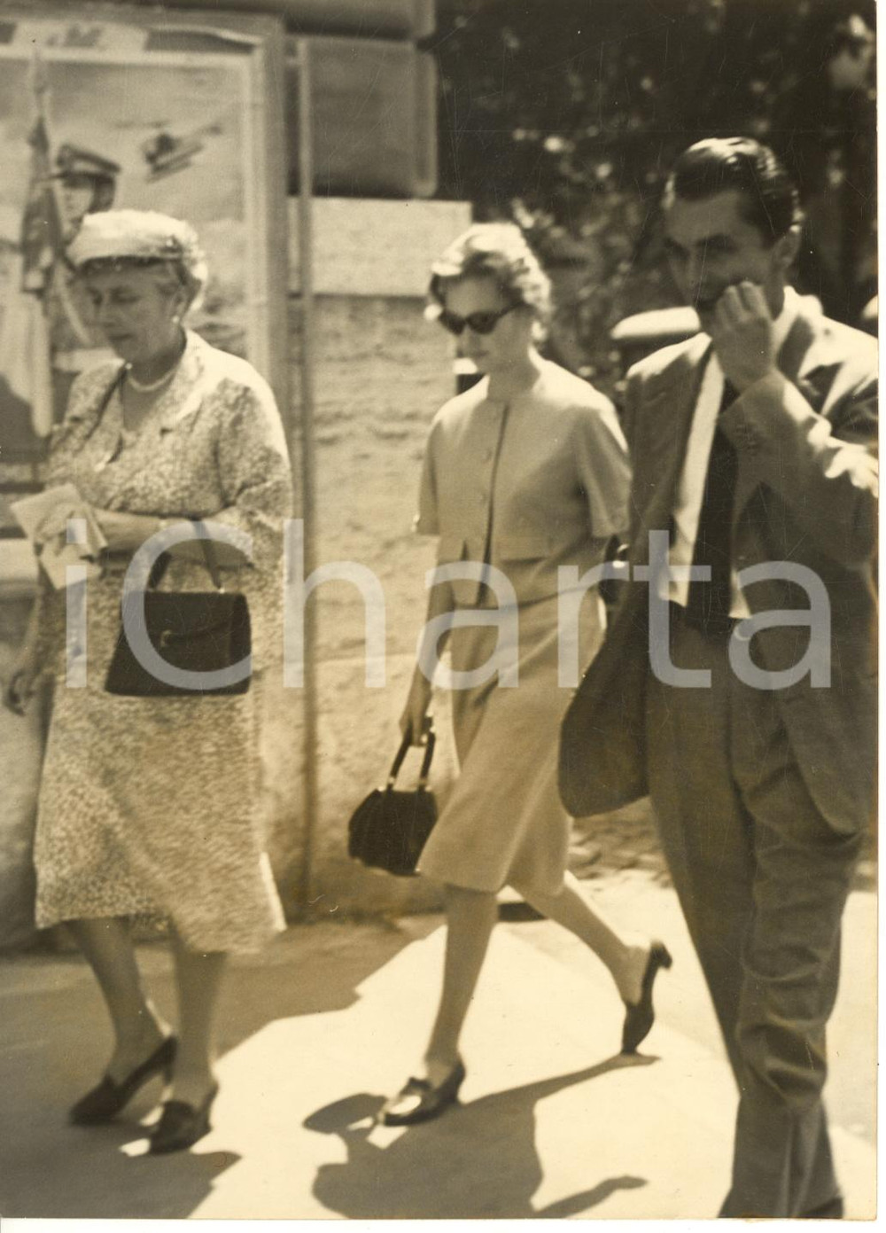 1959 ROMA Paola Ruffo di Calabria a passeggio con la madre e il fratello - Foto