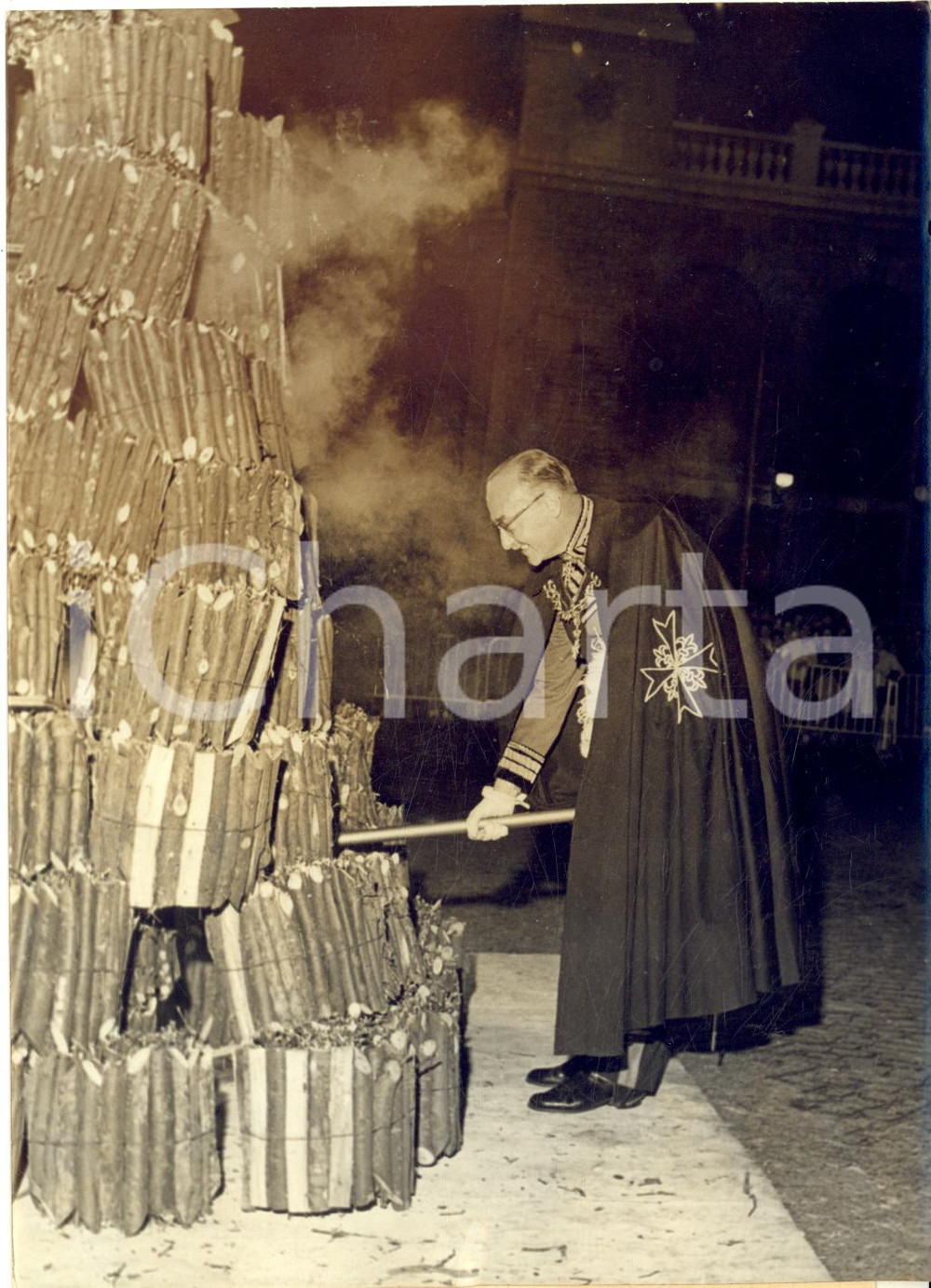 1960 PARIS MONTMARTRE Prince Guy de Polignac allume feu de la Saint-Jean - Photo