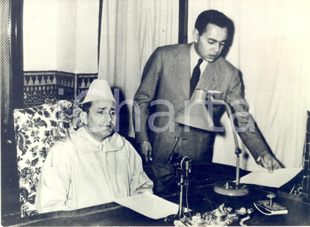 1960 ca RABAT (MAROCCO) Re Mohammed V nel suo studio con il figlio Hassan - Foto
