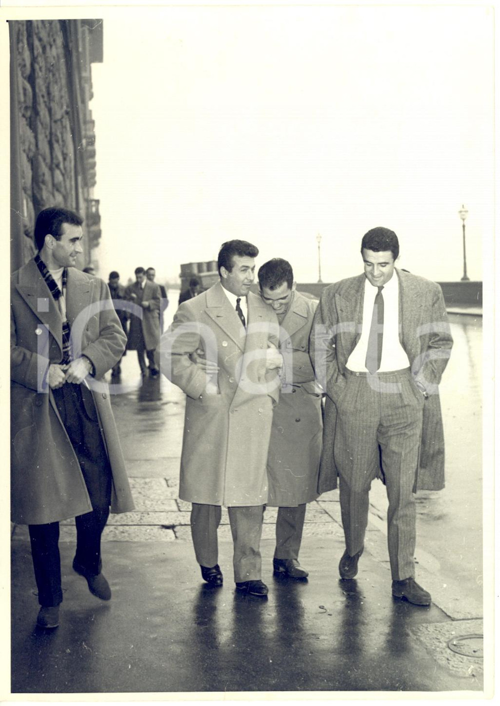 1960 ca s. l. CALCIO MILAN Carlo GALLI a passeggio - Foto 13x18 cm