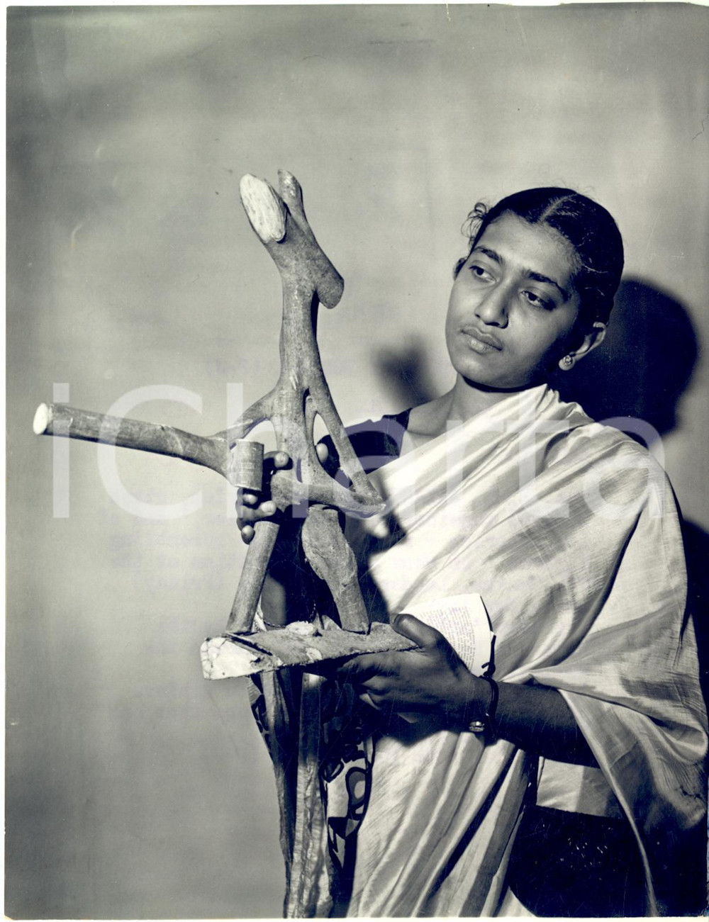 1958 LONDON Tea Center - B. L. JAYASURIYA from Ceylon holding an arboric on show