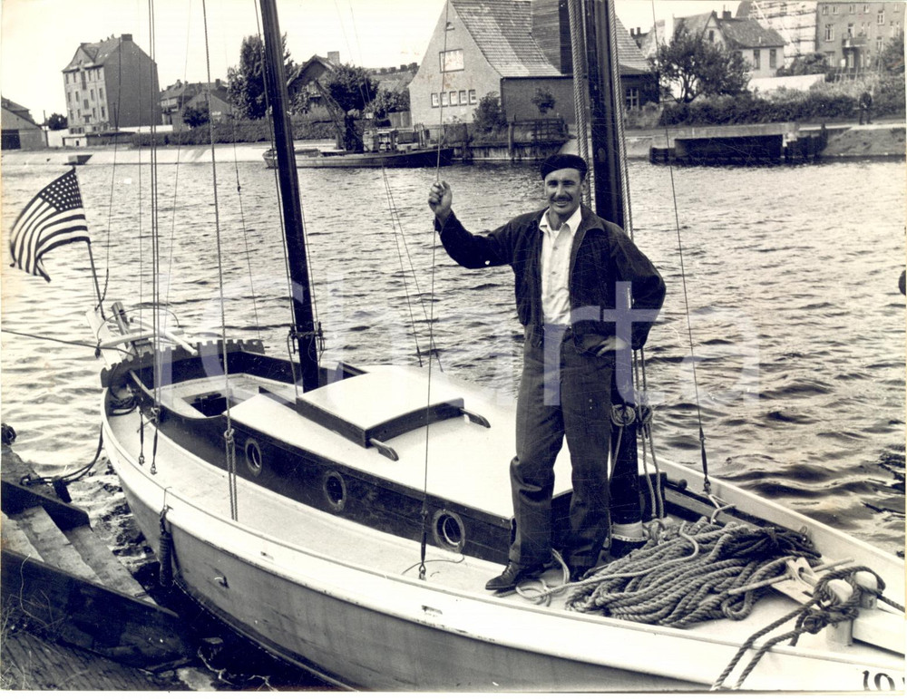 1953 WILHELMSHAVEN Finnish sailor Olavi KIVIKOSKI with his sailboat "Turquise"