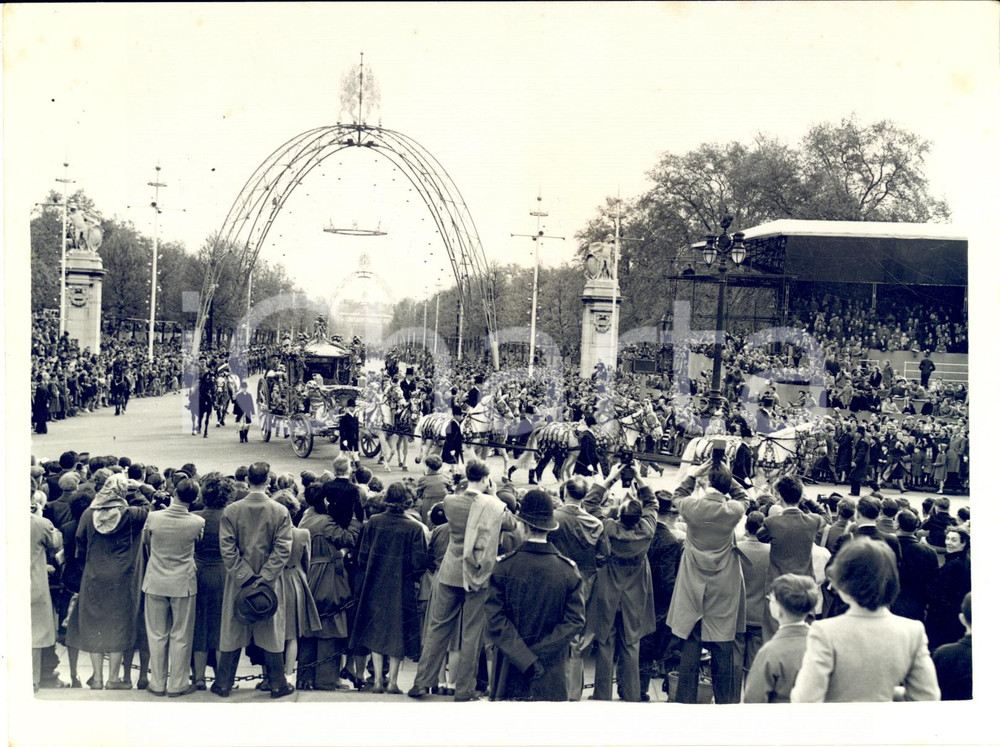 1953 LONDON Crowd watching the rehearsal for Coronation Coach in the Mall