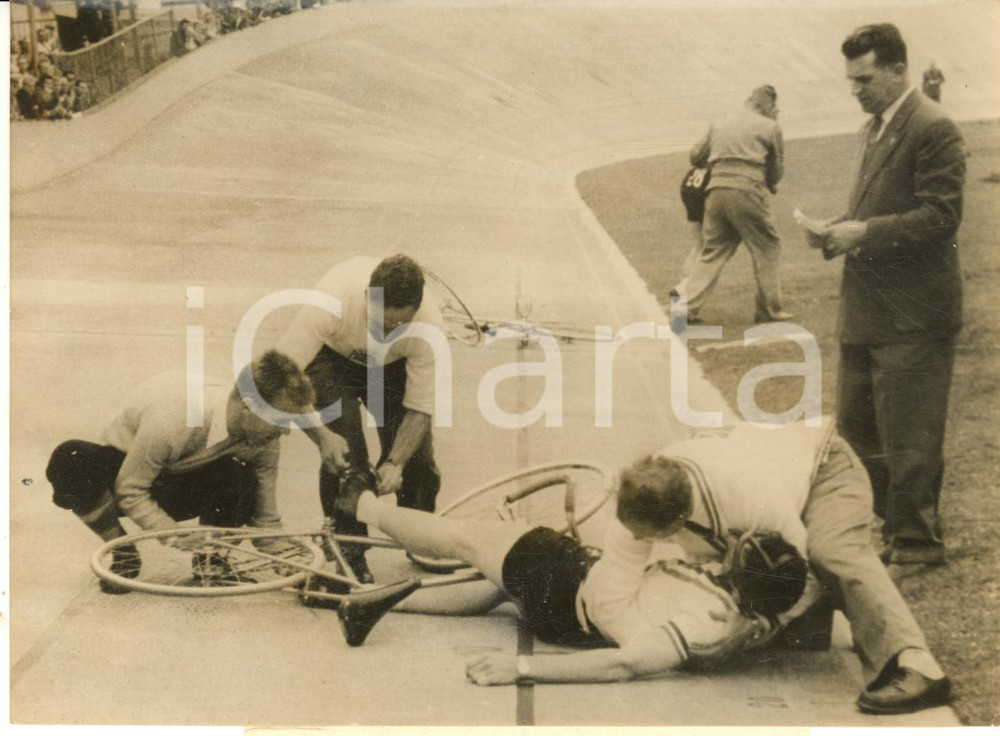 1956 COPENHAGEN Mondiali CICLISMO - Soccorsi a David HANDLEY dopo una caduta