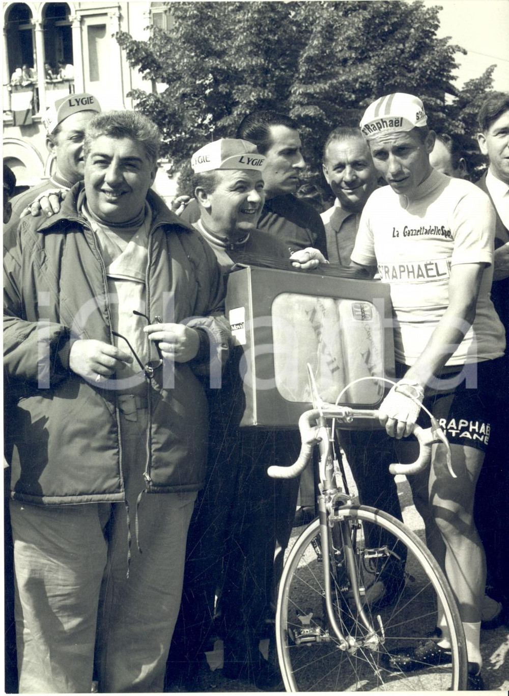 1964 CICLISMO GIRO D'ITALIA Gino BRAMIERI dona coperta MOVIL a Jacques ANQUETIL