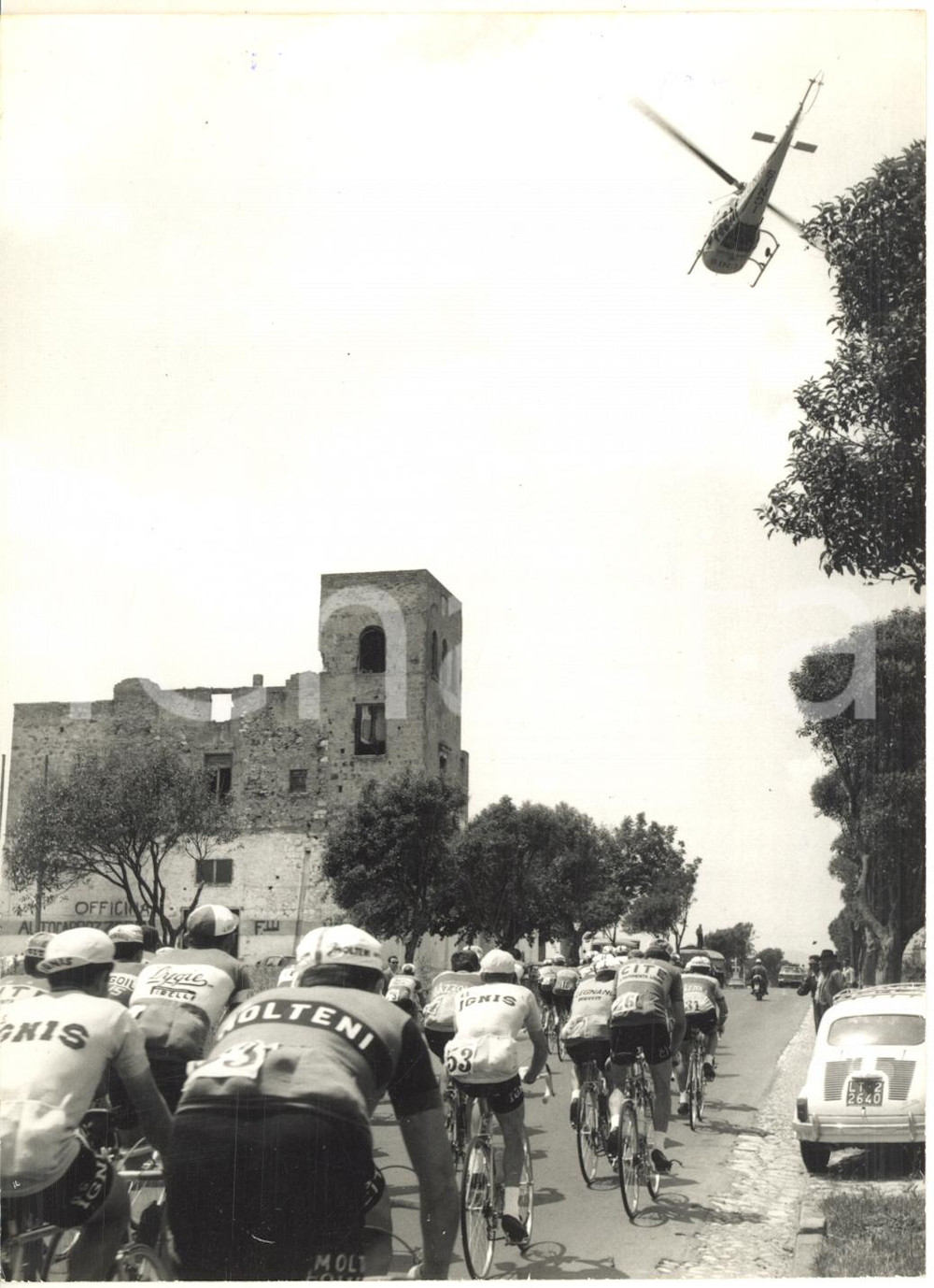 1964 CICLISMO GIRO D'ITALIA 14^ Tappa - Elicottero in volo sui corridori - Foto
