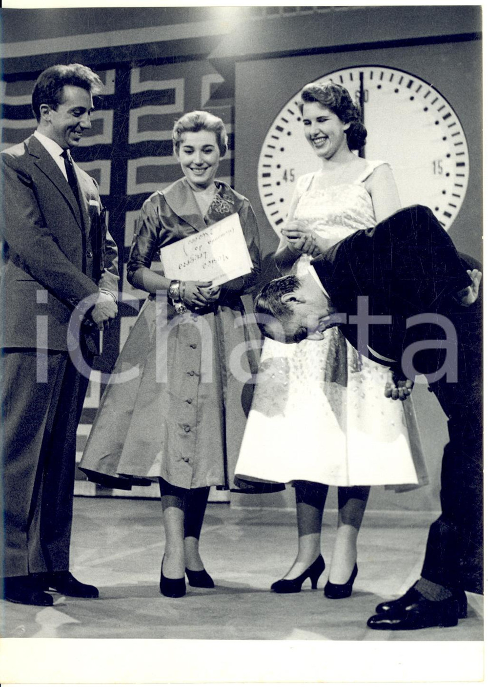 1956 MILANO LASCIA O RADDOPPIA Mike BONGIORNO con TOTO' alla scelta della busta