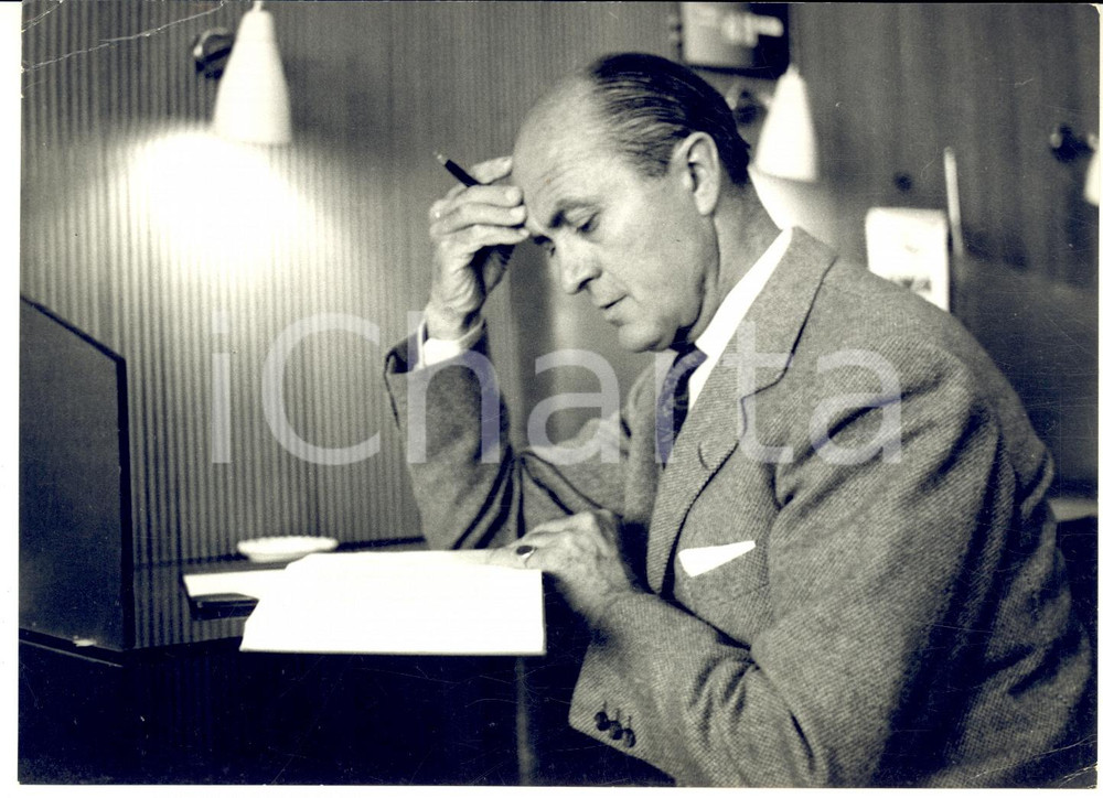 1957 MILANO Pilota Louis CHIRON si preparar per "LASCIA O RADDOPPIA?" - Foto