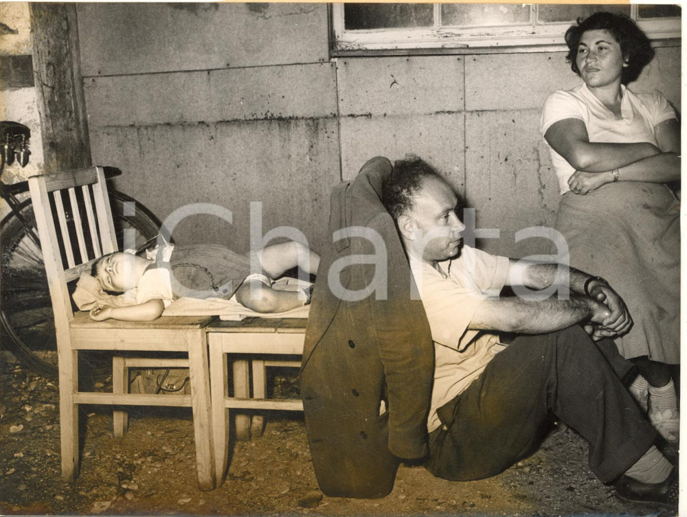 1953 MUNICH Jewish refugees before the American-Jewish Welfare building