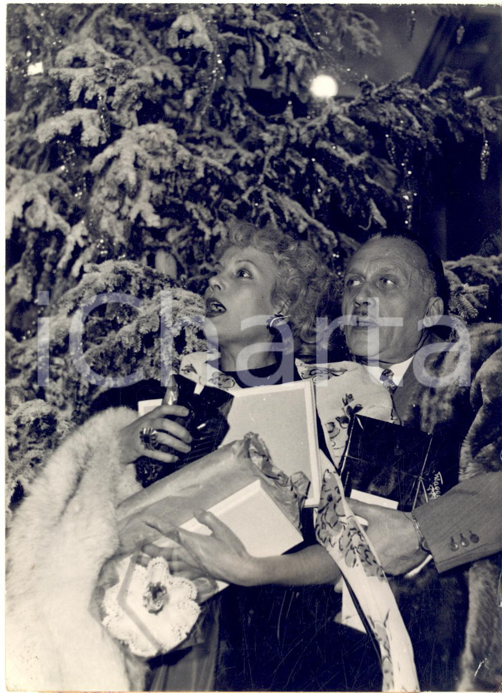 1953 PARIS Noël - Isa MIRANDA et Jean MARSAC avec les lots gagnés à la tombola