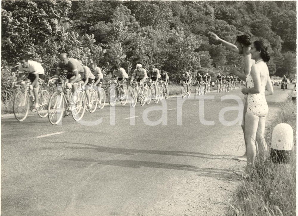1955 ca CICLISMO GIRO D'ITALIA Tifosi in costume da bagno salutano i corridori