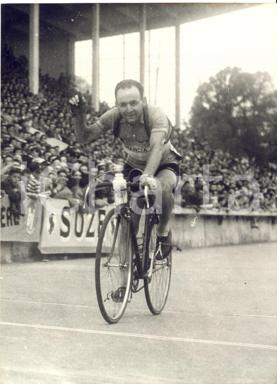 1954 CYCLISME TOUR DE FRANCE - Gilbert BAUVIN gagne étape BORDEAUX-BAYONNE Photo
