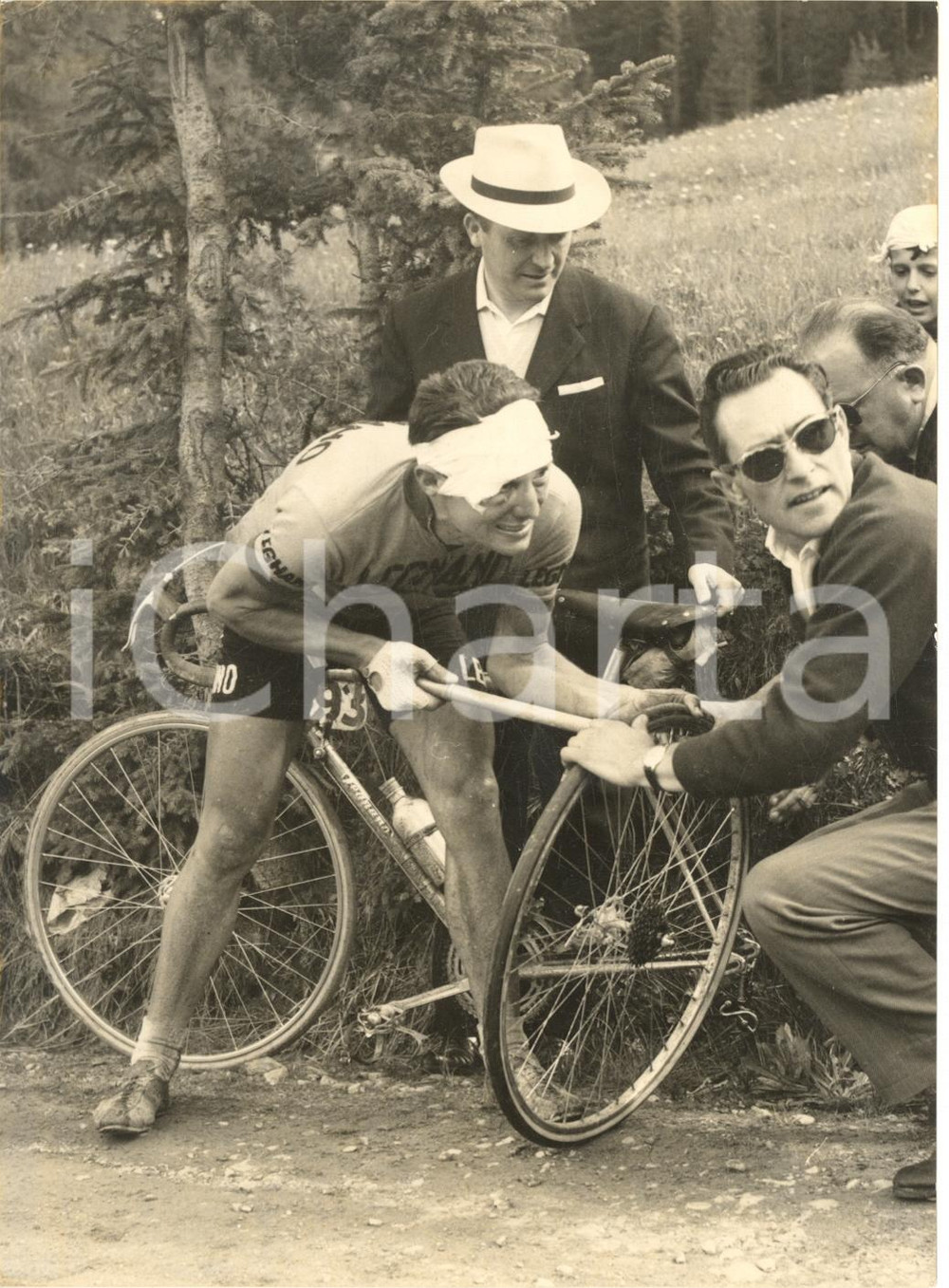 1960 CICLISMO GIRO D'ITALIA 22^ Tappa - Foratura di Graziano BATTISTINI - Foto
