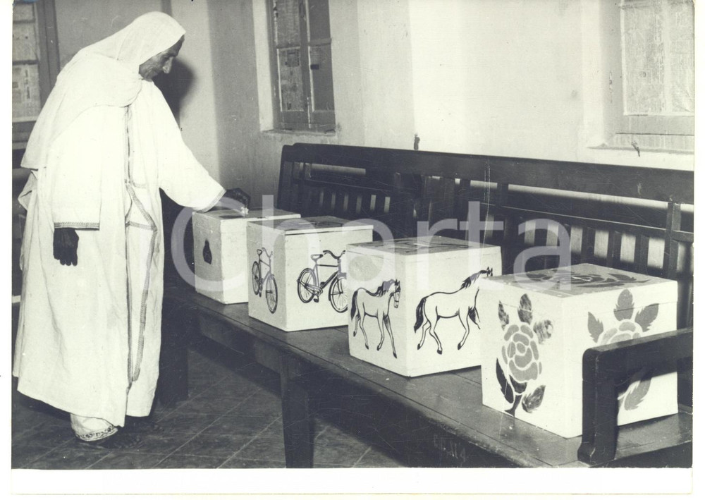 1960 Elezioni in PAKISTAN - Cittadino depone il suo voto in un'urna - Foto