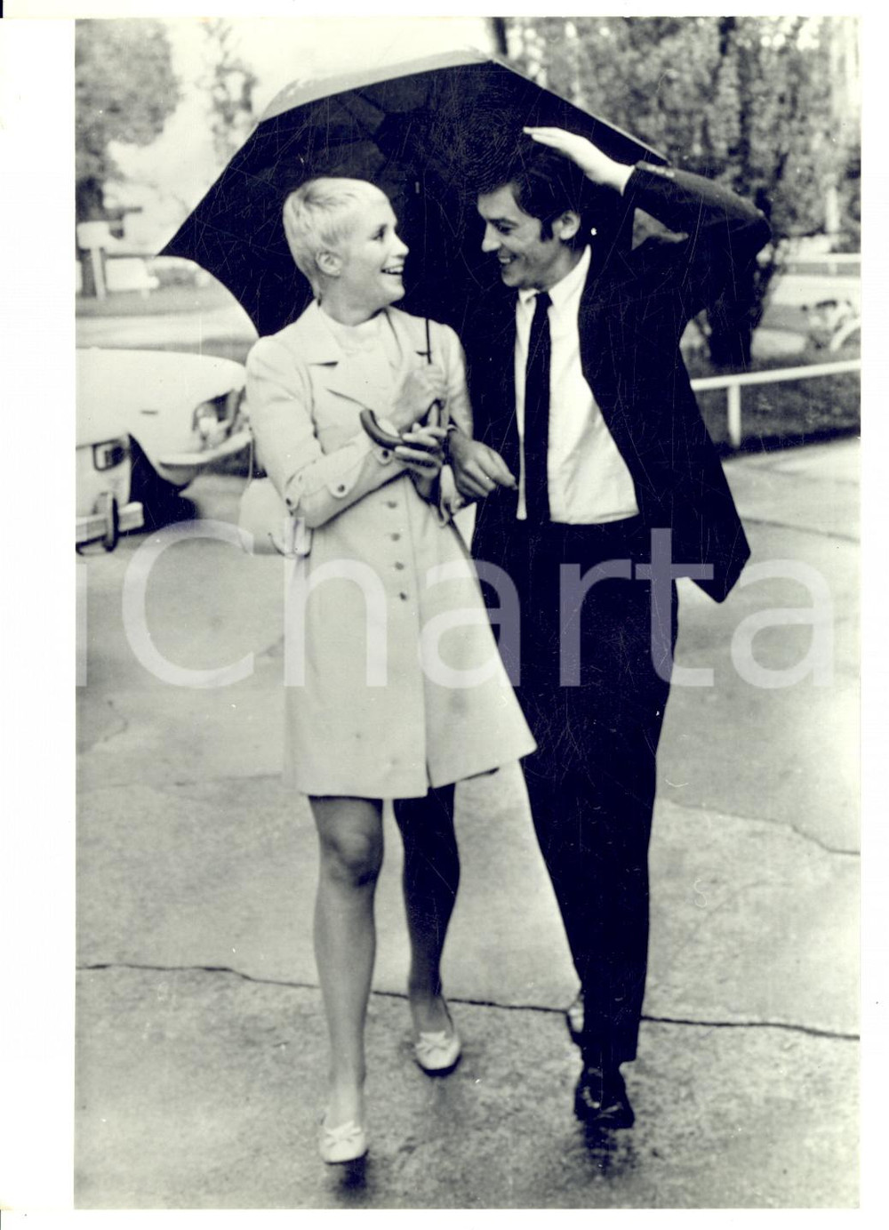 1969 PARIS Sally NESBITT e Alain DELON a passeggio sotto la pioggia - Foto