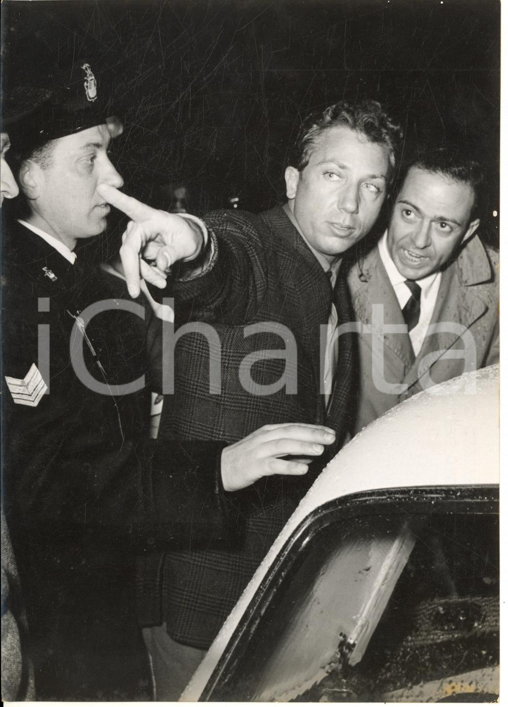 1955 VARESE Arrivo Rally del Cinema - Mike BONGIORNO protetto dai carabinieri