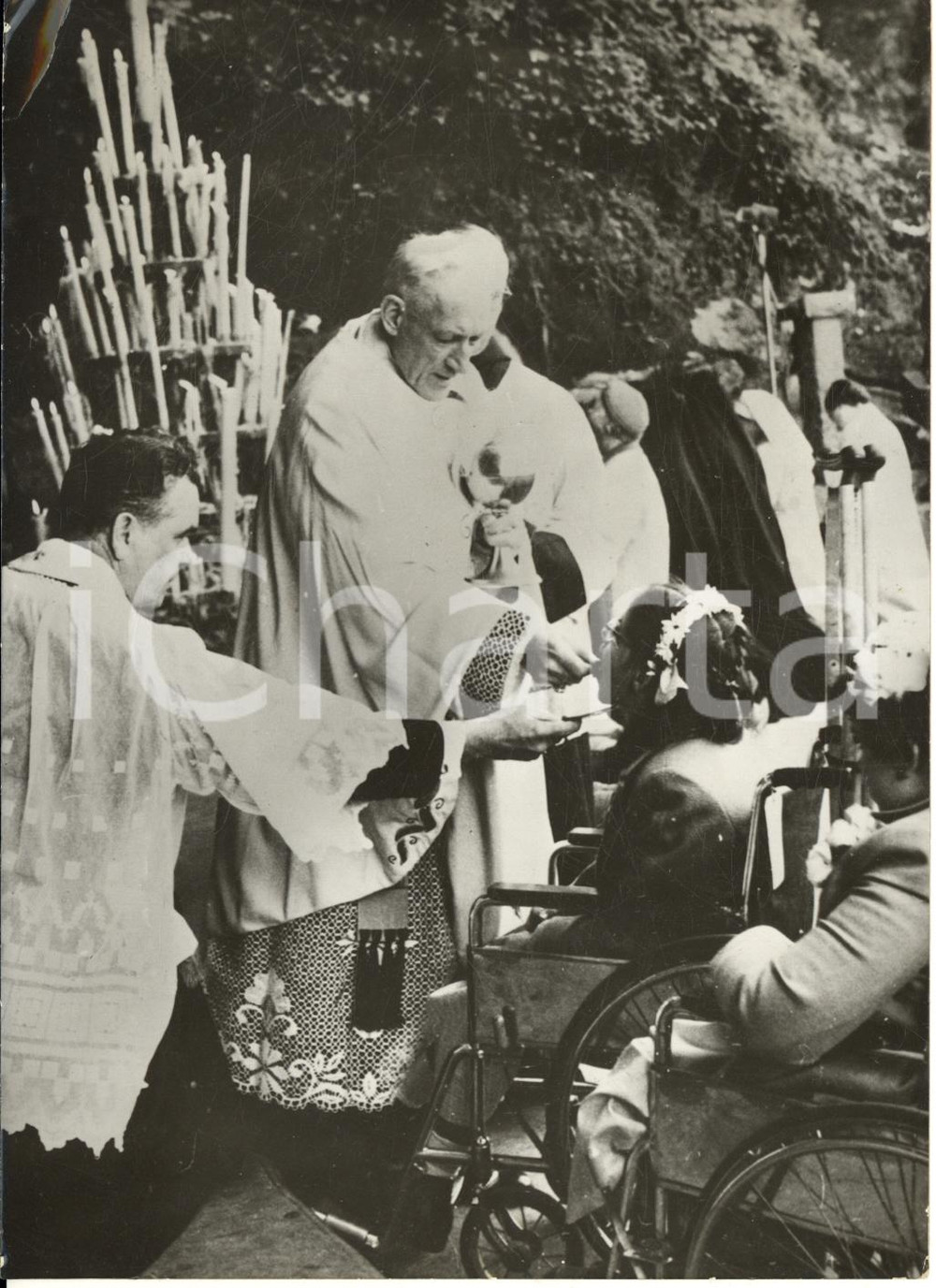 1959 LOURDES Card. Richard CUSHING distribuisce la comunione ai malati americani